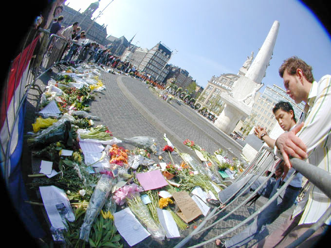 PimFortuyn02 Dam square Amsterdam spontaneous memorial for Pim Fortuyn of the steps of the National Monument for the victims of WWII. (picture by Tjebbe van Tijen)