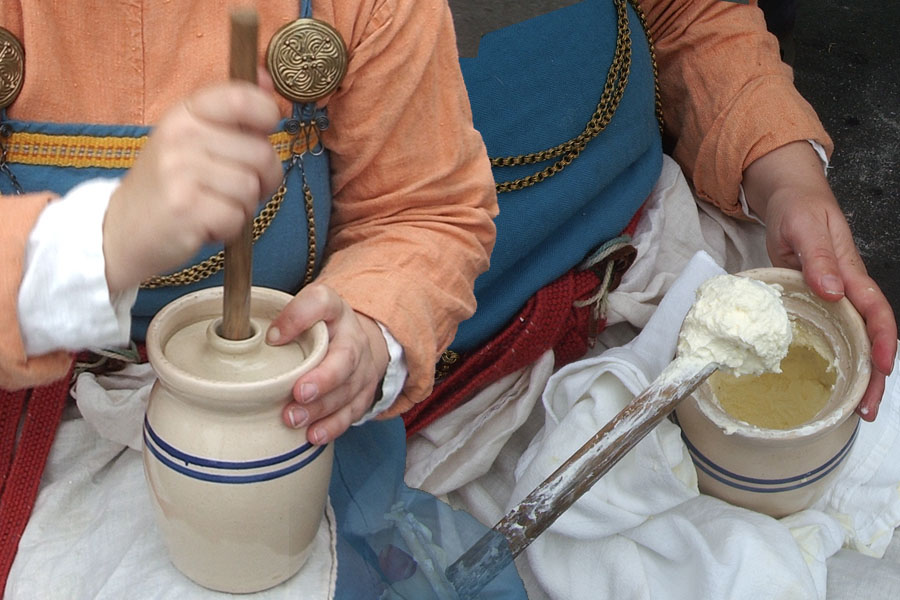 BoterMaken Traditionele methode om boter te maken; bron Flickr pagina van 2008 Beaverton Farmer's Market