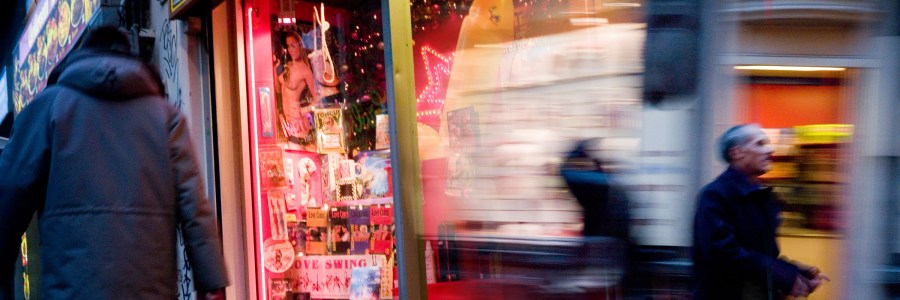 I montaged two modernistic tourist photographs in this illustration, found on Flickr made by what seems to be amn under the alias 'Urbandiscount' who has a talent for catching the scenery beyond the regular flat tourist pictures (*). Click Picture for full size view.